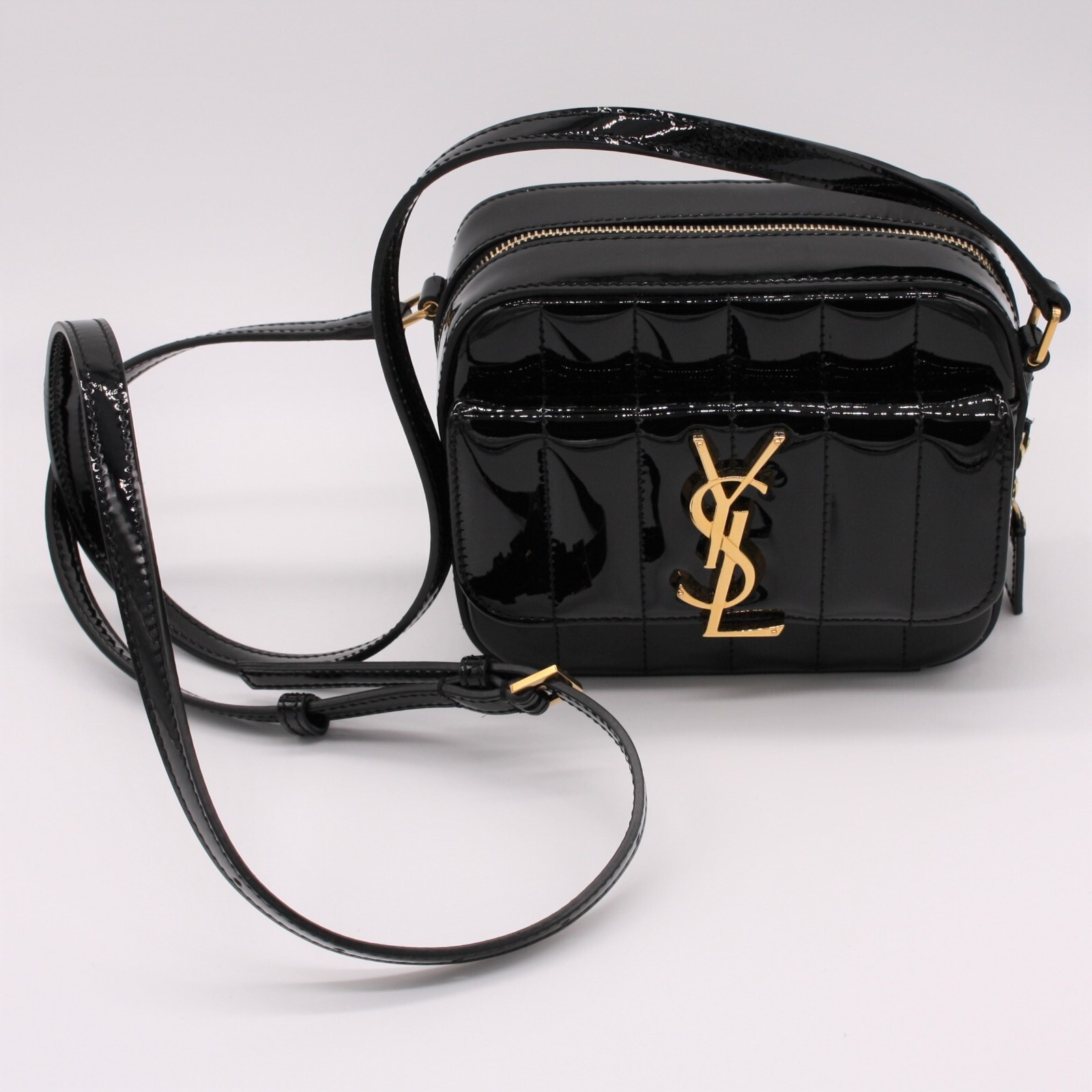 Borsa per fotocamera Yves Saint Laurent Vicky mini nera in pelle verniciata nuova senza etichette al dettaglio $2500