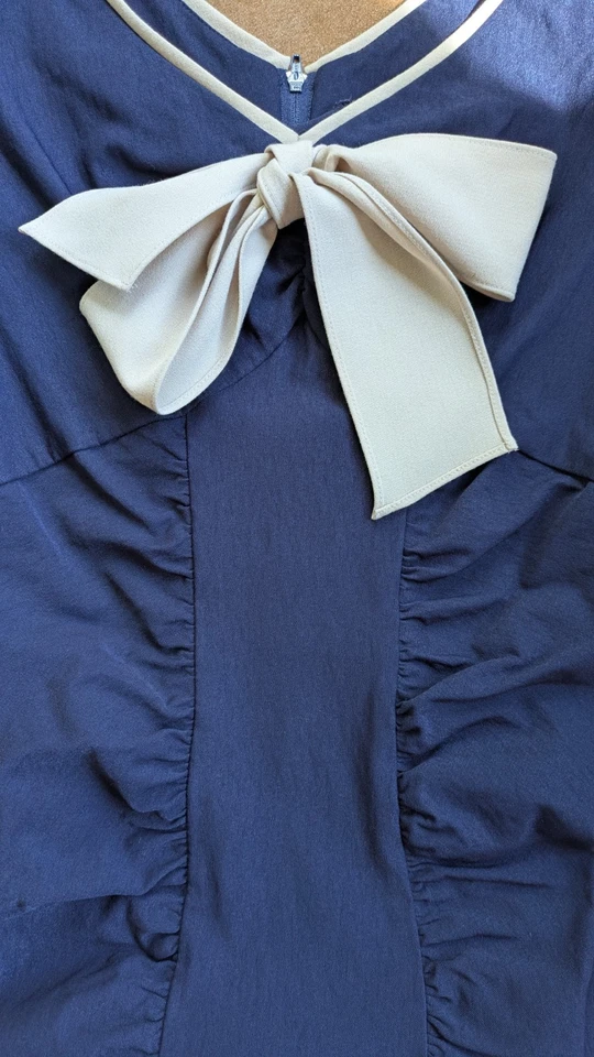 Vestido azul marino de inspiración vintage Stop Staring con lazo y detalles fruncidos talla pequeña Foto 4 de 4