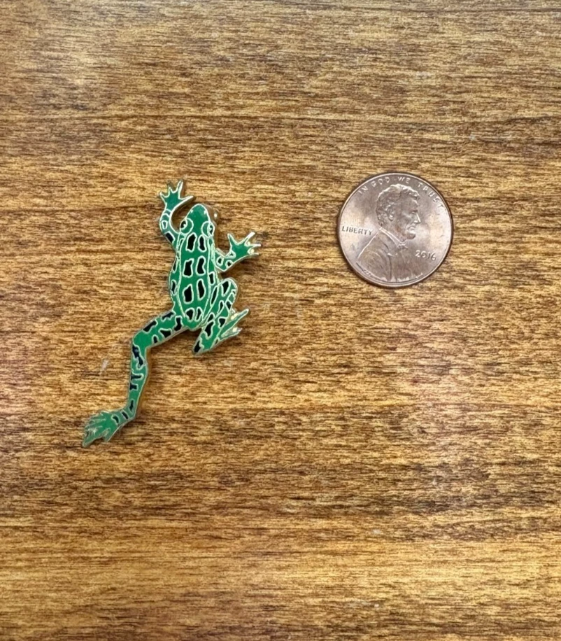 Broche prendedor vintage 1986 William Spear dorado esmalte rana verde y negro Foto 2 de 4