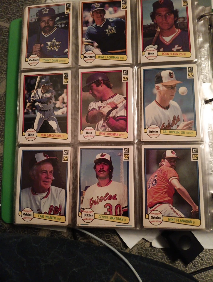 Álbum de tarjetas Topps 1981-1982 que incluye algunas tarjetas Fleer Foto 4 de 4