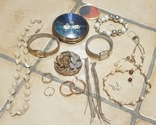 Schmuckkonvolut Ohringe Uhren Seiko Halsketten Goldfarbige Ringe Perlen Brosche