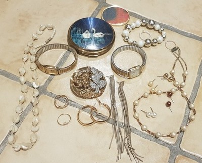 Schmuckkonvolut Ohringe Uhren Seiko Halsketten Goldfarbige Ringe Perlen Brosche