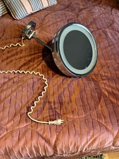 Badezimmerspiegel Kosmetikspiegel rund, beleuchtet, groß und schwer, verchromt.