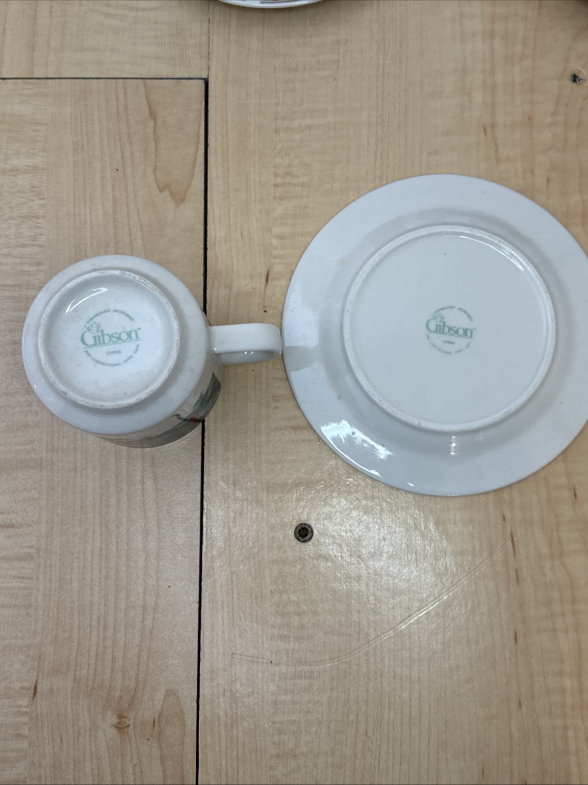 Gibson Poinsettia Christmas Cups & Saucers Set of 4 Holiday Coffee Tea