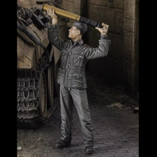1/35 Scale WW2 German Tank Crew Soldier with Shell Resin Figure Military Model