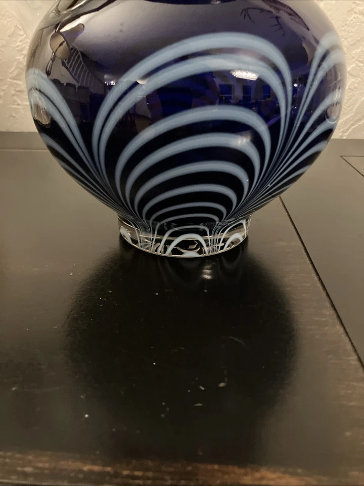 "Jarra de vidrio artístico azul cobalto brillante soplada a mano pluma tirada 7,5"" altura" Foto 2 de 4
