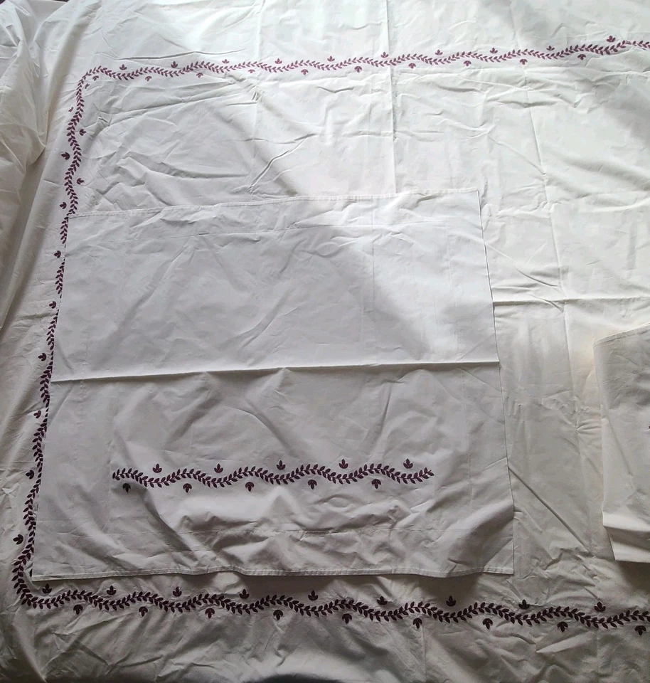 Vntg Leron Full Duvet Cover and Pillow Sham Set Ivory/Burgundy Floral Embroidery - Image 2 of 4