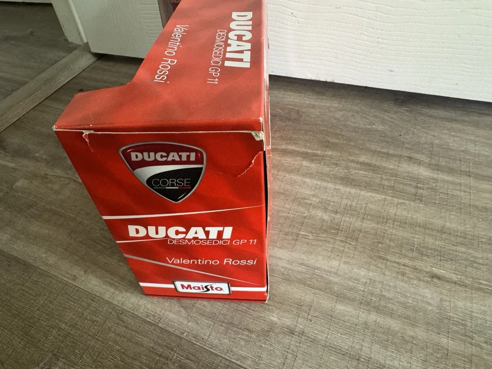 Maisto DUCATI Desmosedici GP 11 Scale 1:10 Valentino Rossi - Image 4 of 4