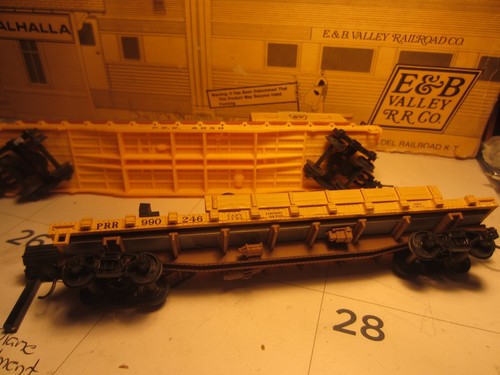 HO trains; A very nice PENNSYLVANIA boom car/work caboose and a work flat car - Picture 6 of 6