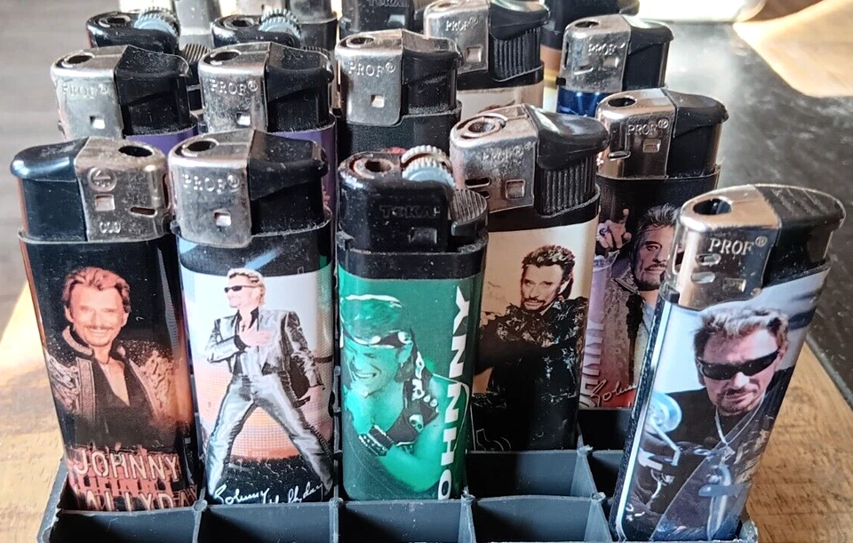 Johnny Hallyday - Lot de nombreux Briquets collectors + Support en cadeau - Photo 3/4