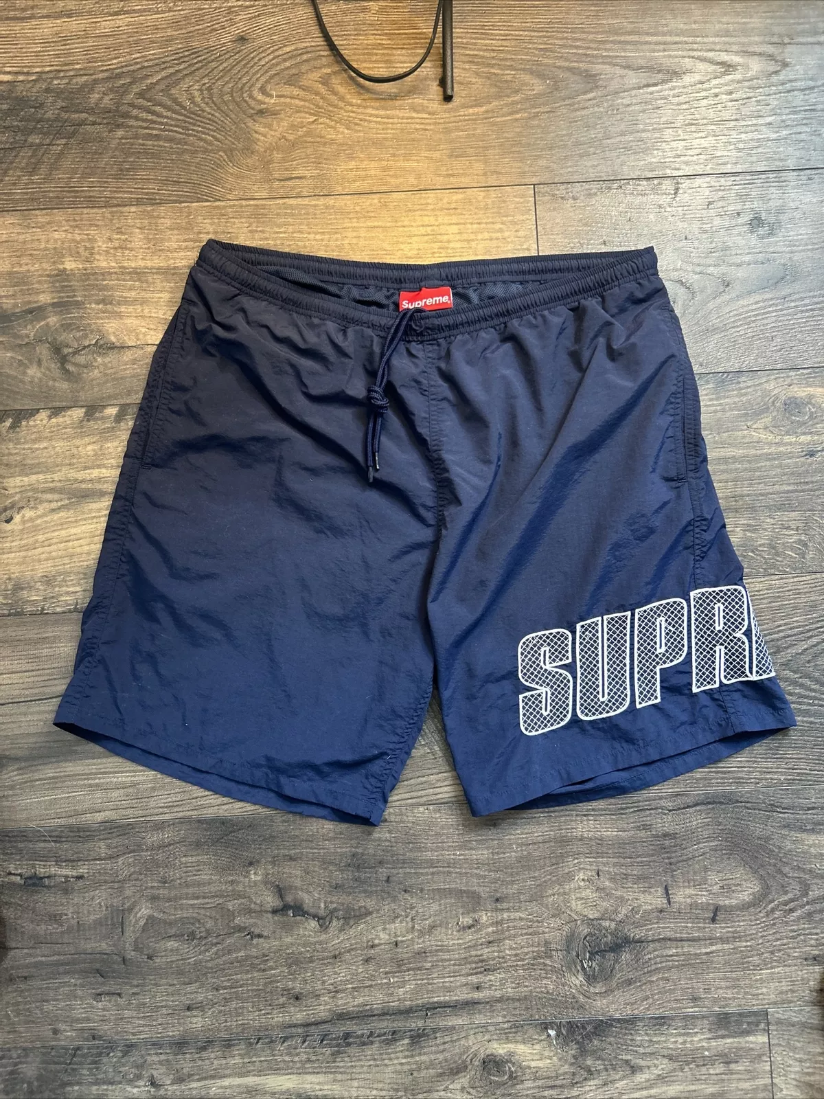 Pantalon court eau logo Supreme appliqué MARINE   TAILLE GRANDE   légèrement porté