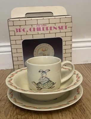 Vintage 3 teiliges Fine China Kinder Geschirrset Tiere in Neu im Originalkarton 