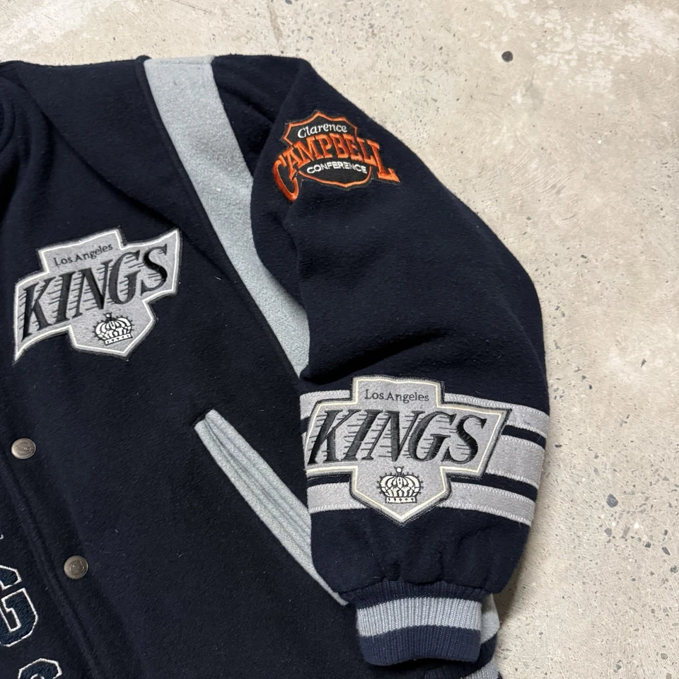 Chaqueta Universitaria/Bombardero Años 90 NHL Nuez moscada LA Kings Lana Botón a Presión Talla L Y2K Foto 2 de 4