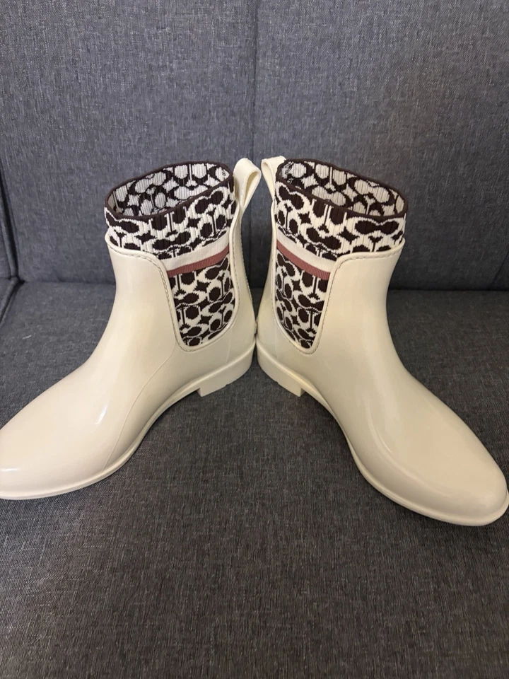 Botas de lluvia COACH talla 7.  Blanco y marrón con logotipo Coach C Foto 2 de 4