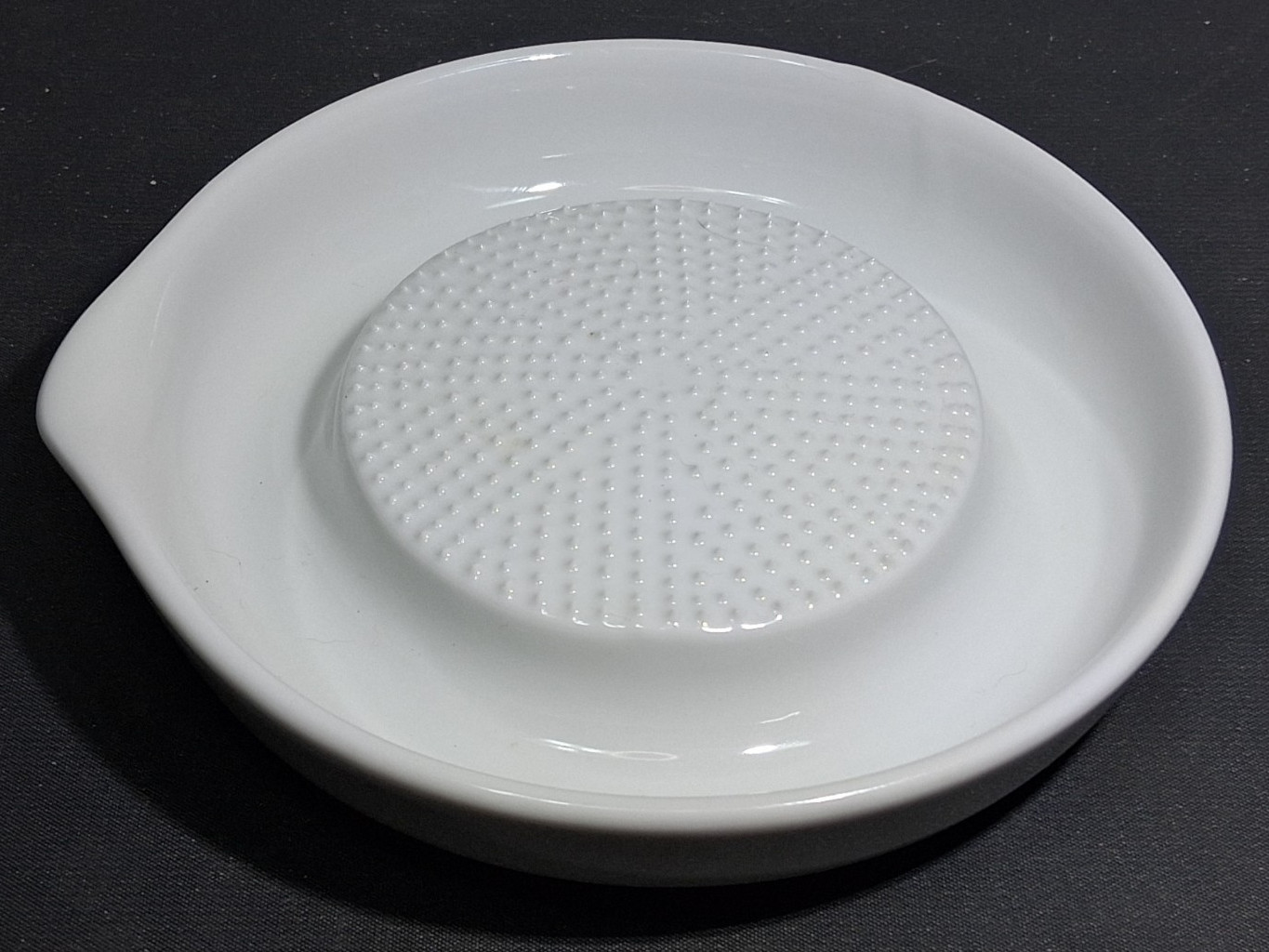 Rare Vintage FIC Ceramic Lemon Zester Garlic Grinder Grater w/ Moat & Spout