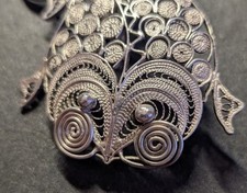 Spilla vittoriana filagrana argento oro pesce gancio chiusura delicato effimero antico