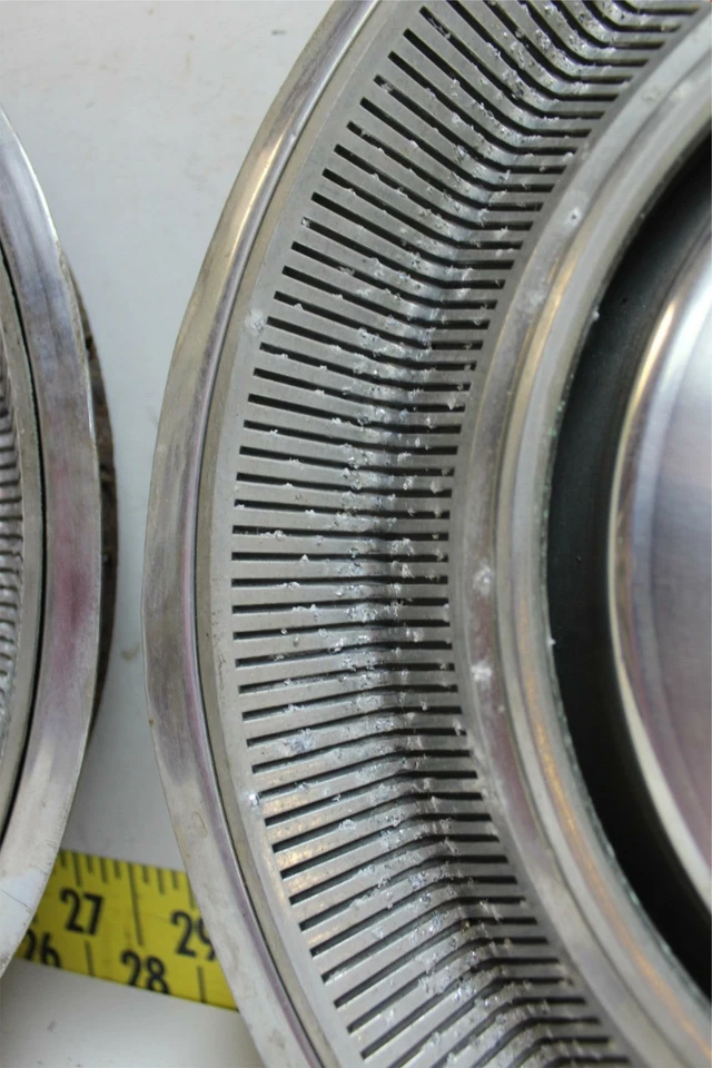 Cubiertas de rueda tapacubos OEM GM 15" 00410225 1972 Oldsmobile Custom Cruiser (W381) Foto 4 de 4