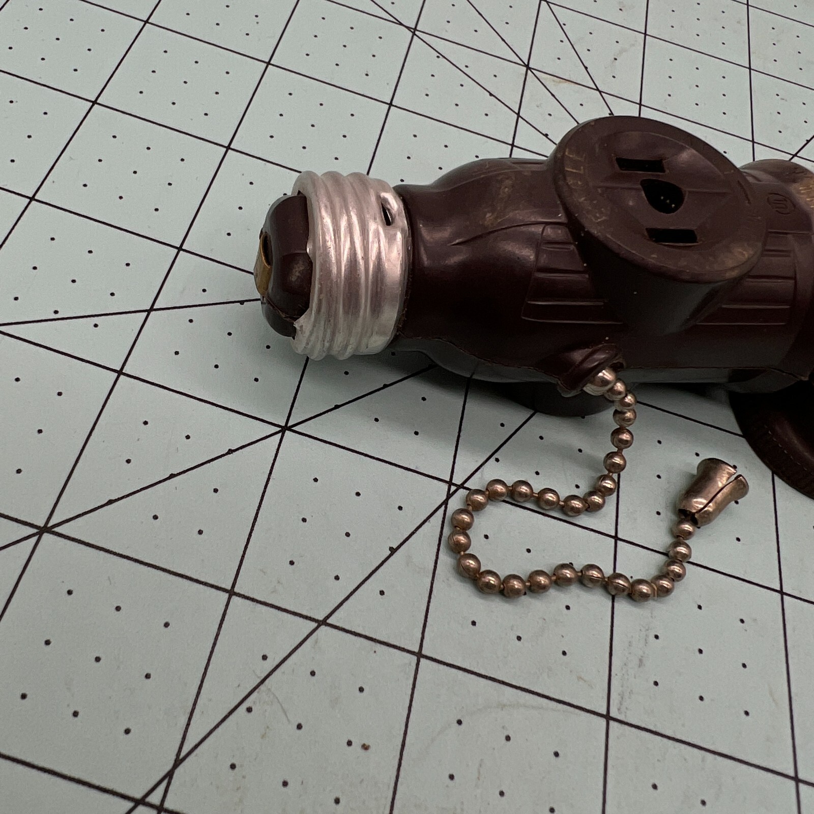 EAGLE 660W125V KEYLESS SOCKET ADAPTER, BROWN Hubble 660W Socket