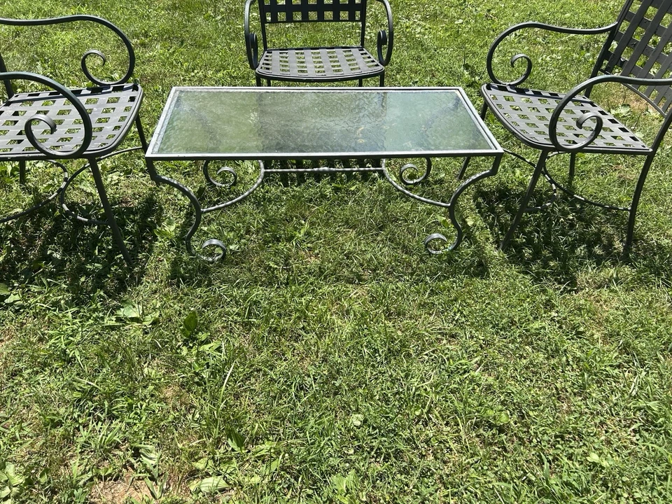 Hermoso juego de mesa y 4 sillas de patio de hierro forjado Jordan marrón Foto 4 de 4