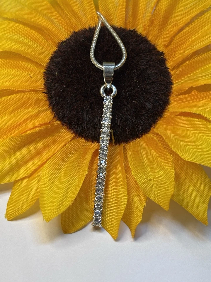 Único y delicado collar con etiqueta de barra de línea de diamantes enchapado en oro blanco de 18 k Foto 2 de 4