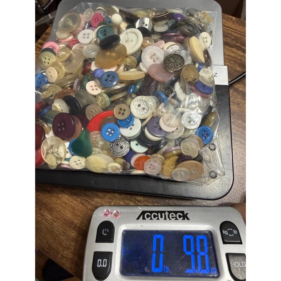 Assorted Bulk Lot Craft Sewing Buttons Vintage Mix - Image 4 of 4