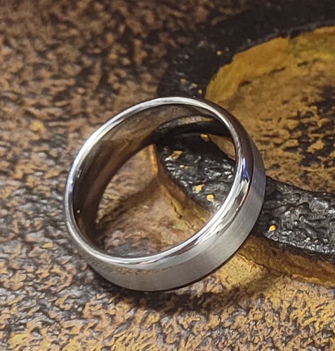 Anillo de boda de tungsteno de plata de dos tonos reales para hombre - anillo de boda de dos tonos chicos - Imagen 6 de 9