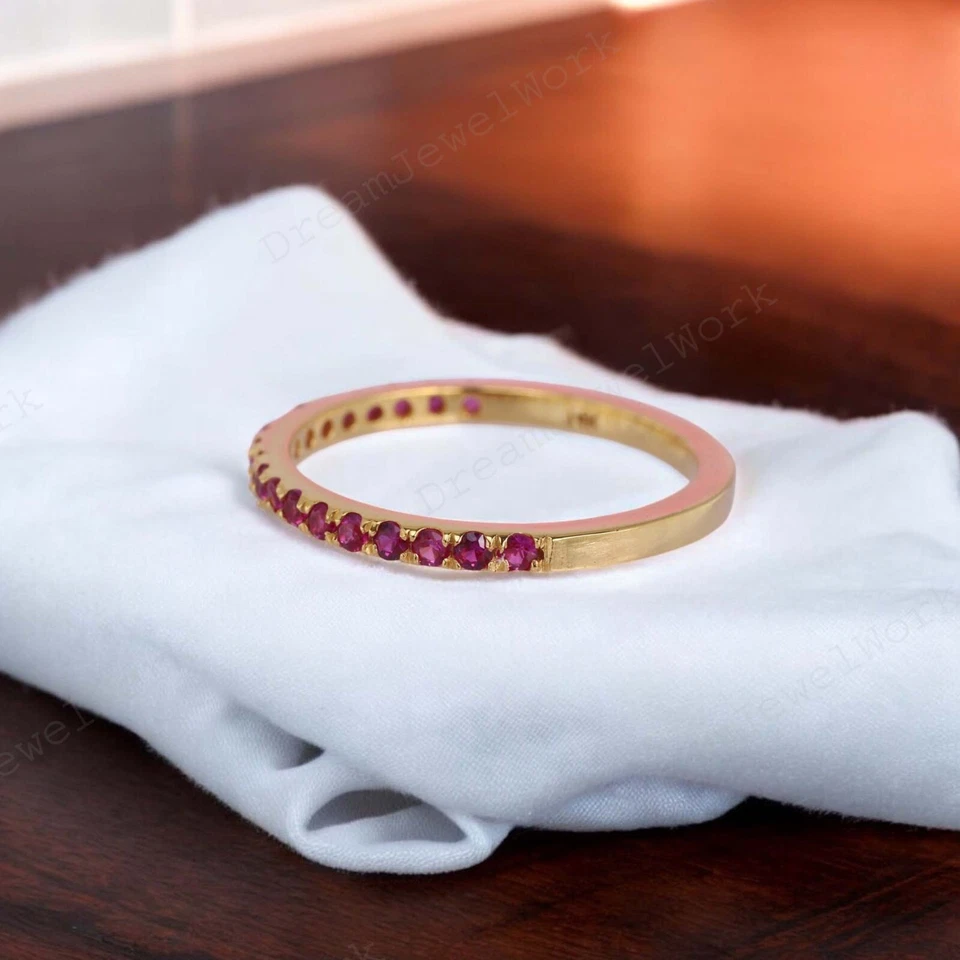 Alianza de boda de rubí rosa natural de 2 mm de corte redondo de oro rosa de 14 k media eternidad Foto 3 de 4