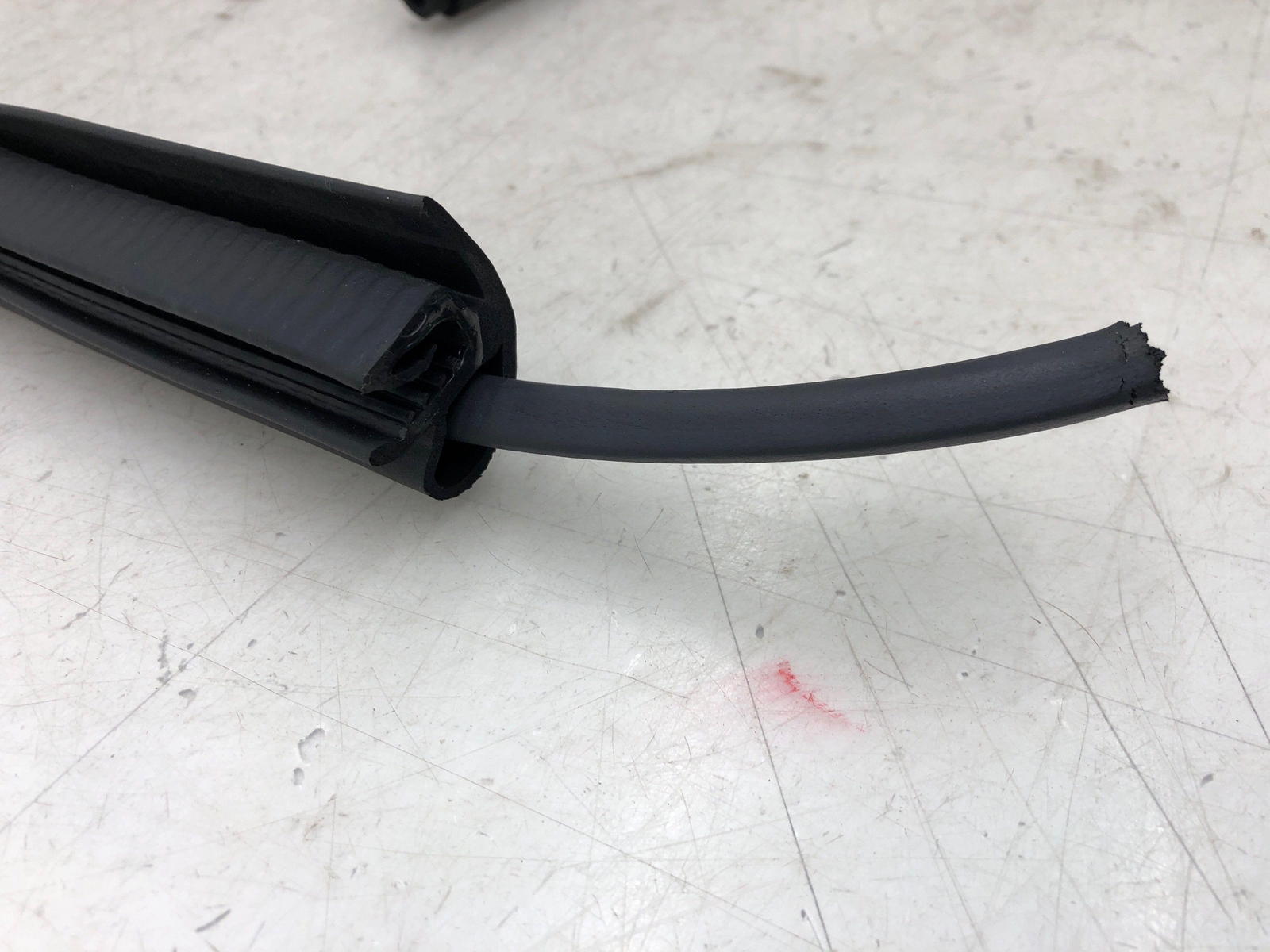 2020-2023 ASTON MARTIN VANTAGE LEFT FRONT BODY DOOR WEATHER STRIP SEALING OEM