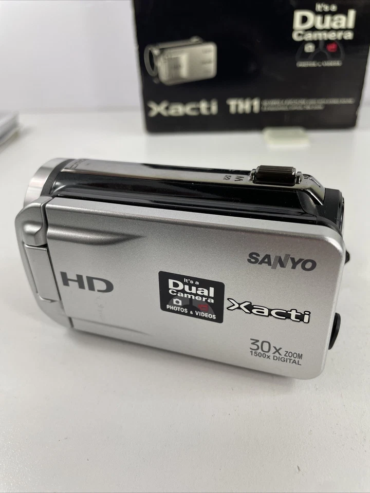 Cámara dual Sanyo Xacti VPC-TH1 HD videocámara cámara de video plateada - con caja. Foto 3 de 4