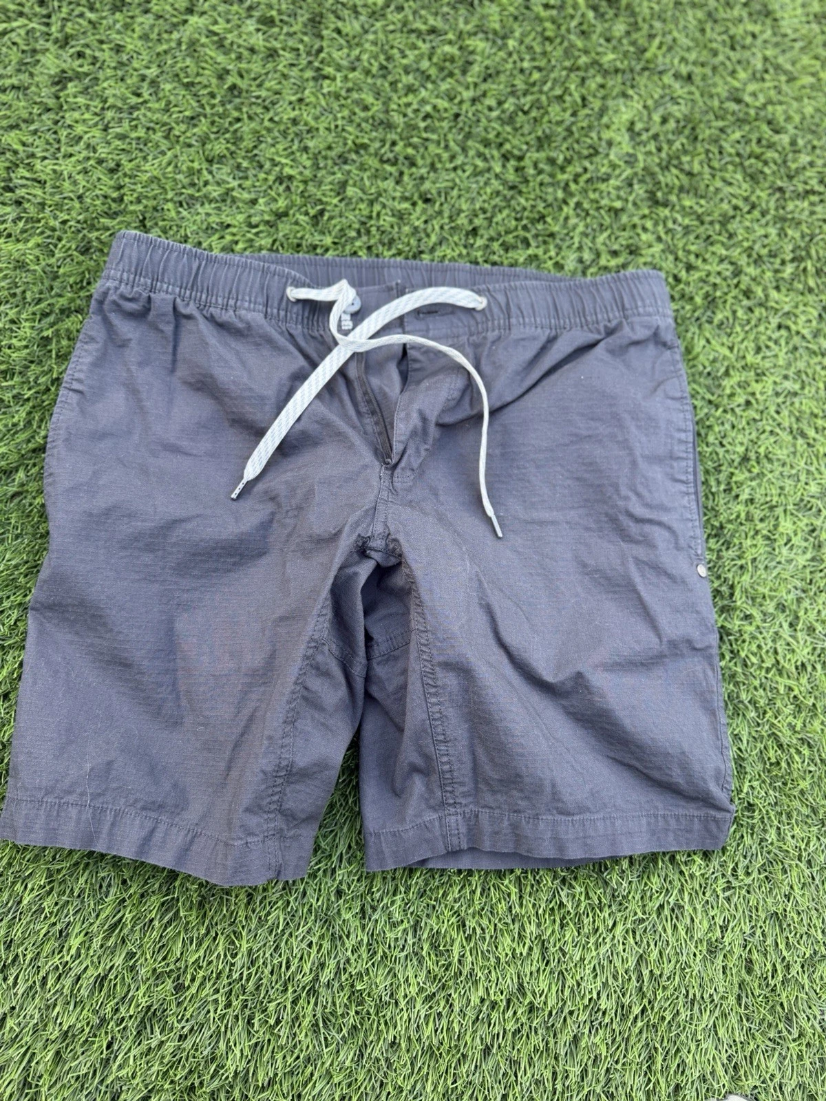 Vuori Ripstop Shorts Mens Medium Gray Utility Zip Pockets Hiking Climbing Adult