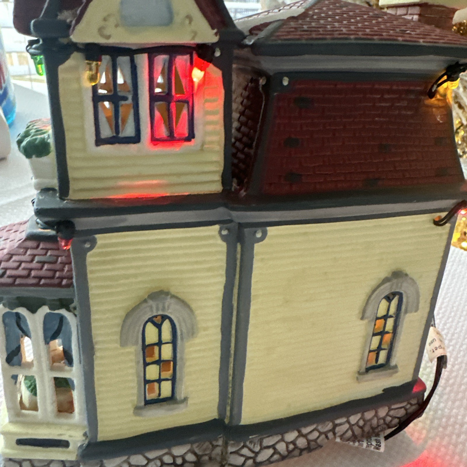 Heartland Valley O'Well Lighted Christmas Village Home Window Views