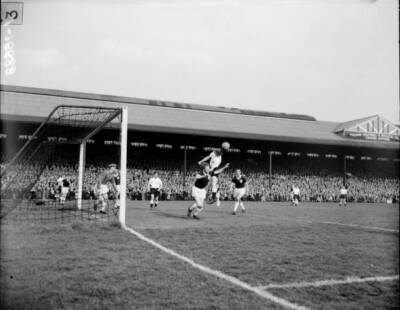 Fulham outside-left Johnson jumps head ball Tottenham Hotspur - 1961 Old Photo