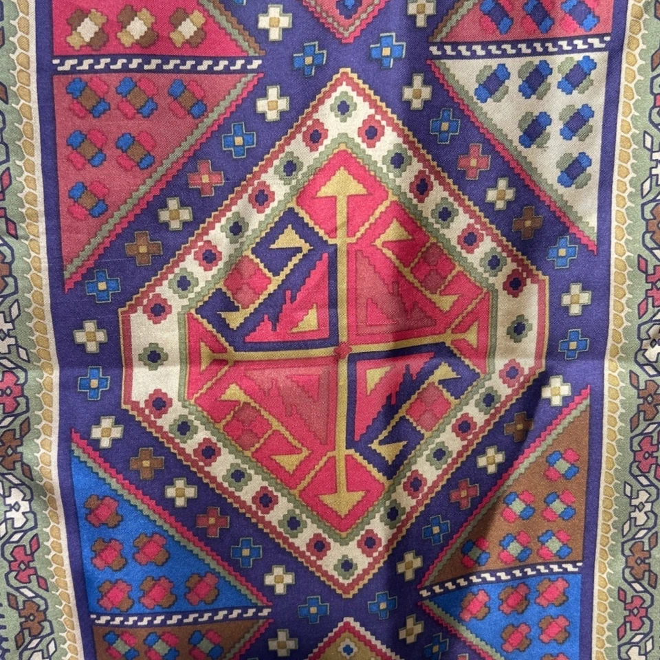 Bufanda de seda Givenchy Monsieur para hombre púrpura patrón geométrico accesorio de lujo usada en excelente estado Foto 4 de 4