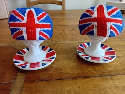 2 Eierbecher GB Union Jack Flagge geprägt mit Untersetzern & Cosies rot/weiß/blau