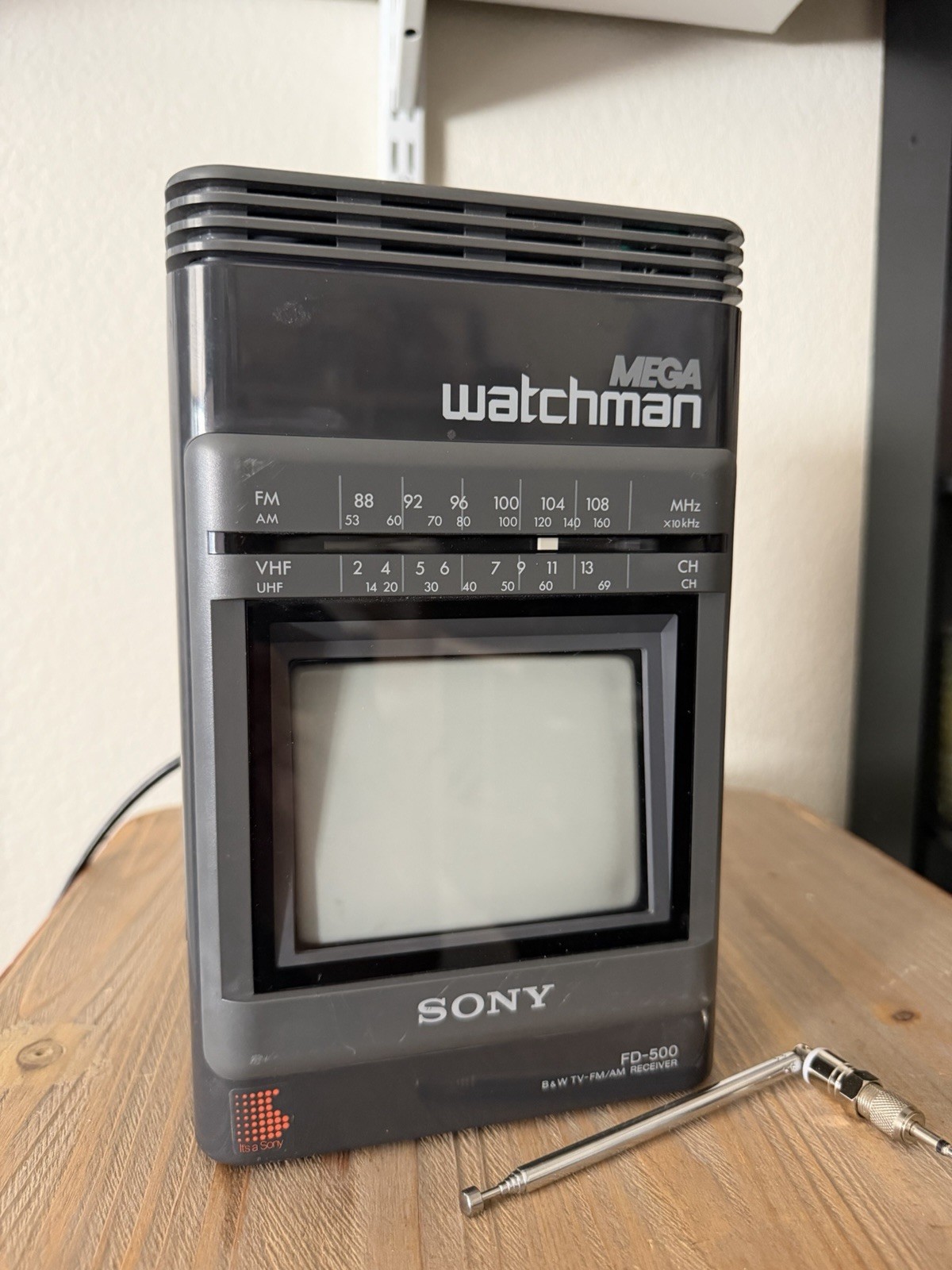 Sony Mega Watchman FD-500 Portable CRT TV AM/FM Radio Built-In Speakers Black