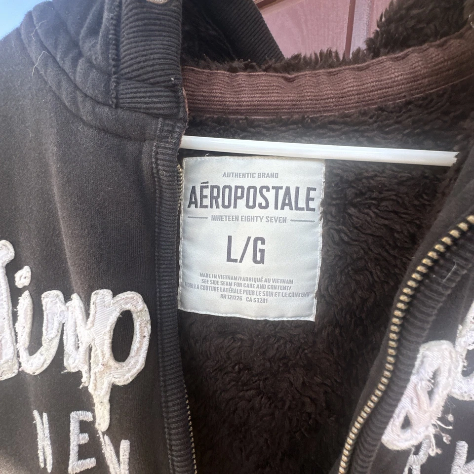 Sudadera vintage Y2k Aeropostale forrada de piel con capucha y cremallera. Talla L Foto 2 de 4