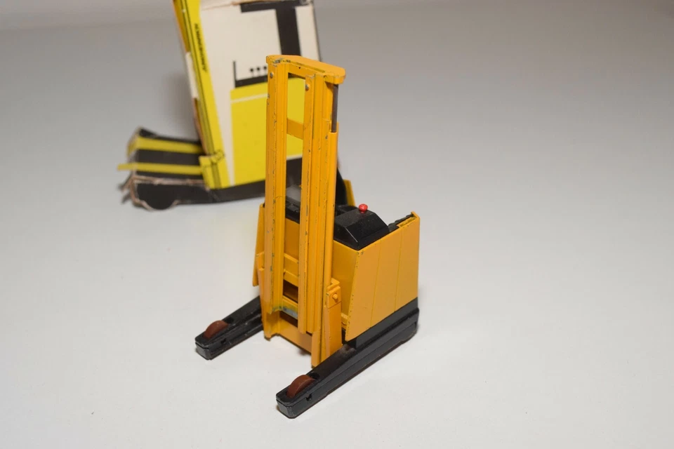 A31 1:25 CONRAD 2995 JUNGHEINRICH CARRELLO ELEVATORE RETRAK ETV GIALLO BUONO ... - Immagine 2 di 4