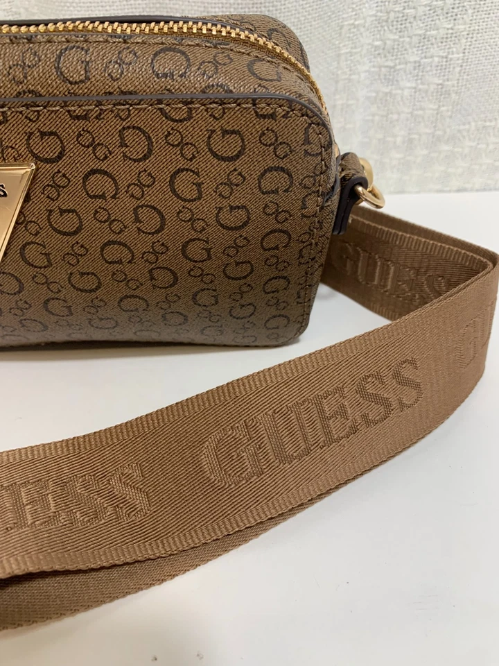 Bolsa tiracolo Guess Fleura mini cacau com alça viagem usada - Imagem 3 de 4