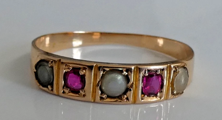 FINE ANTIQUE VICTORIAN 15ct GOLD RUBY & PEARL RING C.1840s - Image 3 of 4