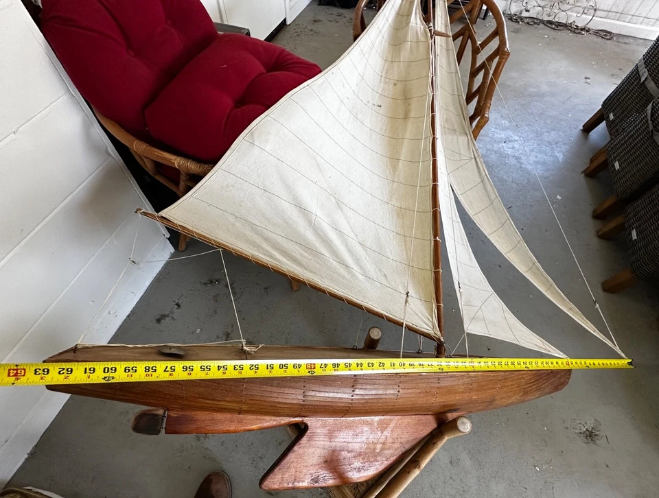 Antiguo yate estanque de madera con timón de trabajo y mástil grande. Hecho a mano Foto 2 de 4