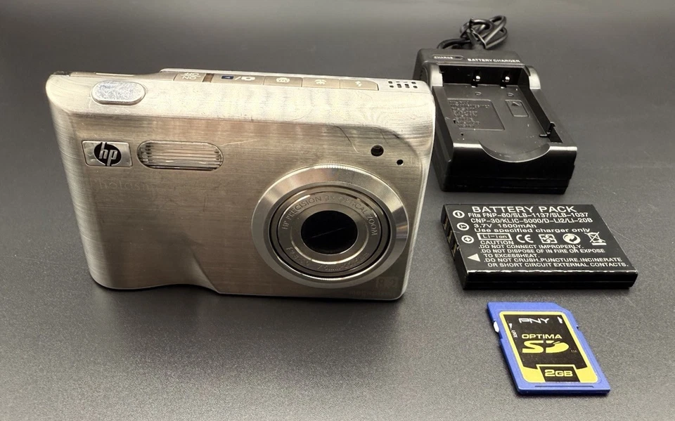 HP Photosmart R927 Silver 8.2MP Digital Camera + Battery + Charger + 2GB SD Card - Image 3 of 4