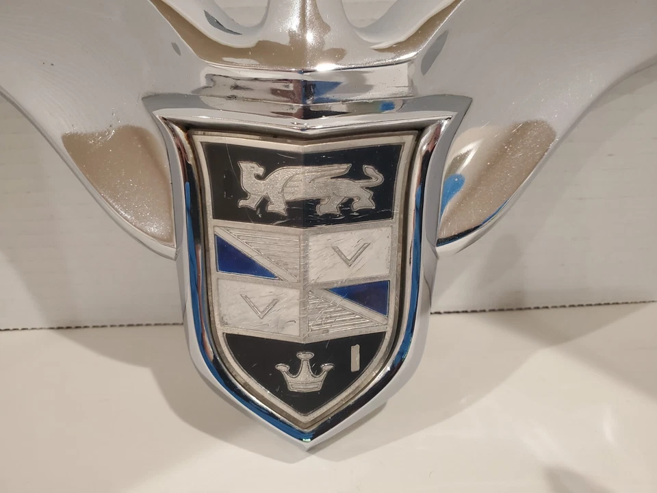 Chrysler Imperial 1955 1956 cabezal parrilla emblema 1599125 muy bonito Foto 4 de 4