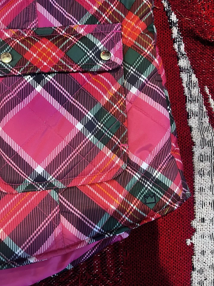 Chaleco acolchado Crown and Ivy para mujer rosa rojo vacaciones a cuadros con bolsillos laterales talla grande Foto 3 de 4