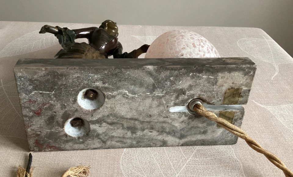 Ancienne petite lampe en régule femme sur marbre abat-jour en verre rose - Photo 4/4