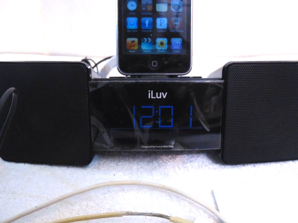 2 "iPods" w/charger "iLuv" AM-FM Radio Alarm Clock Shaker Charger Mini Stereo - Image 2 of 4