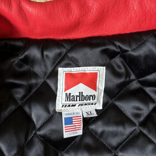 Cappellino da baseball con chiusura a scatto, vintage anni '90, con logo Nascar Penske, modello Marlboro Racing Team, prodotto negli Stati Uniti Cappellino da baseball con chiusura a scatto, vintage anni '90, con logo Nascar Penske, modello Marlboro Racing Team, prodotto negli Stati Uniti
