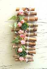 Handgefertigter Türschmuck mit Birkeästen und Foamrosen