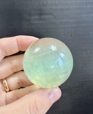Kristall Grün Fluorit Kugel Bonbon Streifen Sammeln Heilen Meditieren 159g 4,5cm