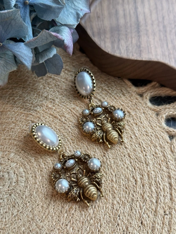 Pendientes de abeja vintage chapados en cobre con incrustaciones de oro Foto 4 de 4