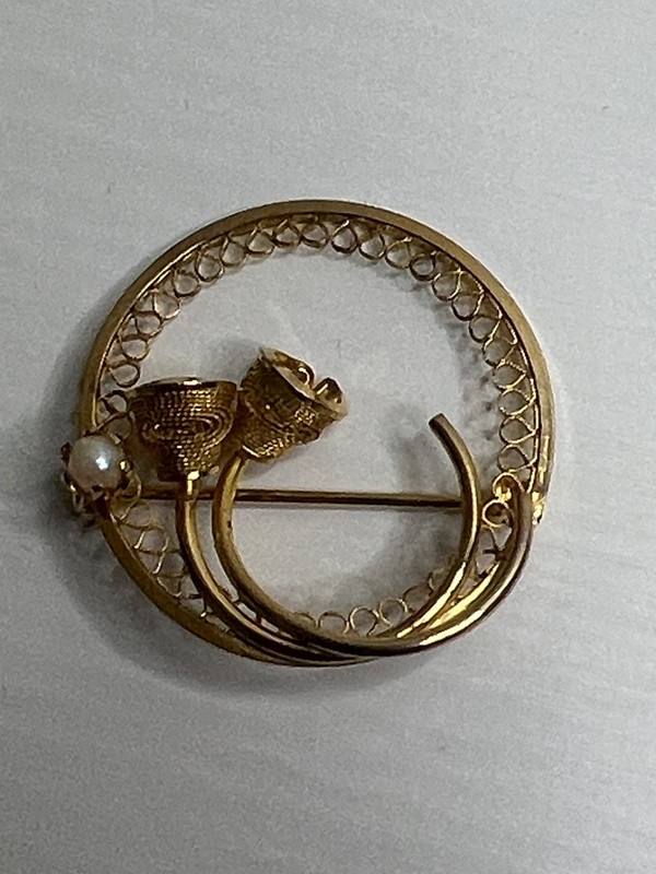 Vintage Gold-Tone Floral Circle Brooch with Pearl Accent